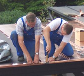 Klempnereiarbeiten auf dem Dach